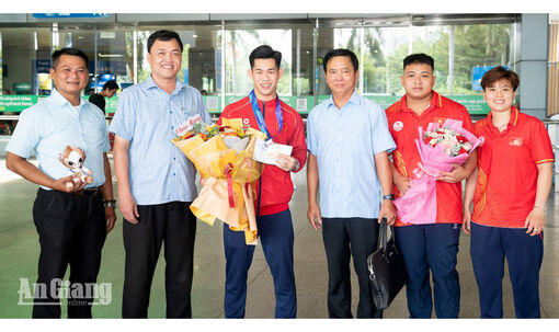 Lãnh đạo Trung tâm Đào tạo, Huấn luyện và Thi đấu thể dục thể thao tỉnh An Giang chúc mừng nam lực sĩ Trần Minh Trí
