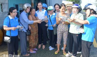 100% hộ gia đình ở Vĩnh Thuận cam kết không xả rác xuống kênh rạch