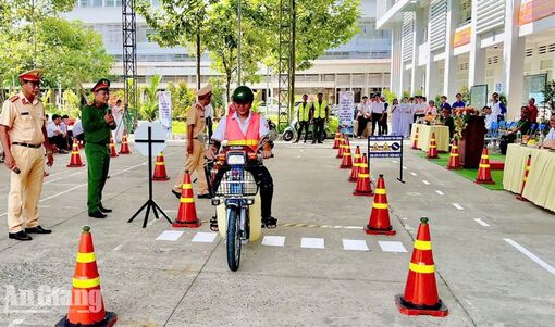 900 học sinh được tuyên truyền về an toàn giao thông và phòng, chống bạo lực học đường