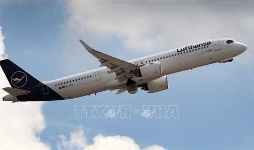 Pin sạc dự phòng bốc cháy, máy bay Lufthansa phải chuyển hướng
