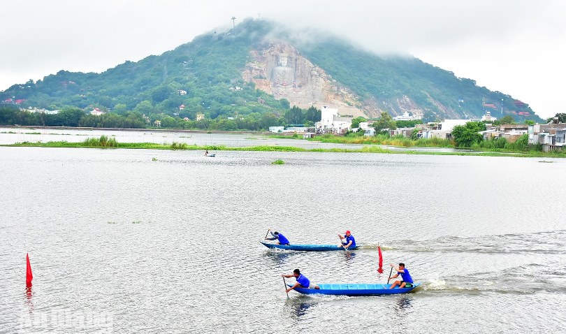 Về Vĩnh Tế đua xuồng mùa nước nổi