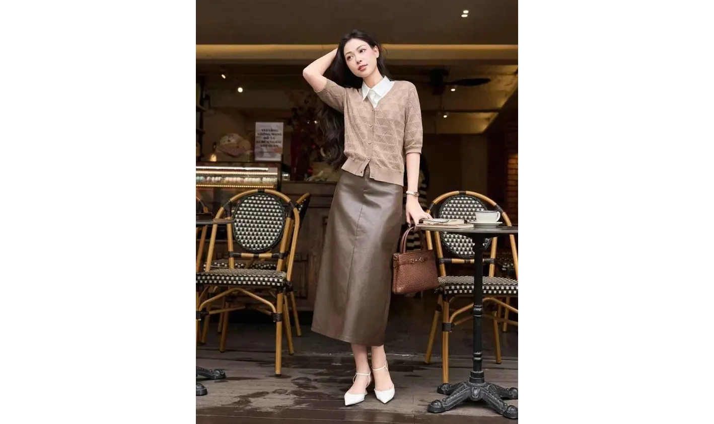 Vẻ ngoài kiêu kỳ với chân váy da