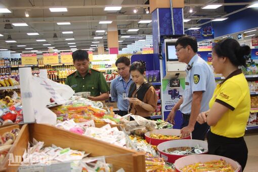 Hai siêu thị ở Rạch Giá được kiểm tra an toàn thực phẩm