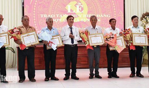 Vĩnh Điều trao Huy hiệu Đảng cho 7 đảng viên