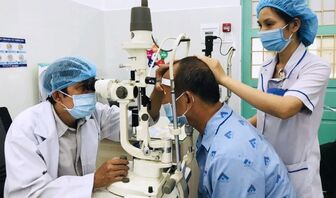 Cảnh báo thói quen dùng thuốc nhỏ mắt sai cách khi bị đỏ mắt, viêm kết mạc