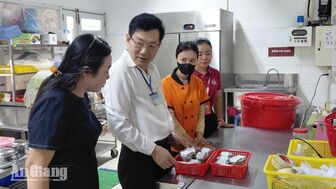 Kiểm tra bếp ăn cung cấp suất ăn cho học sinh Trường iSchool Rạch Giá