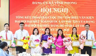 Vĩnh Phong trao giải cuộc thi tìm hiểu các văn kiện đại hội