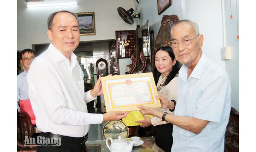 Long Xuyên thăm, chúc thọ, mừng thọ hơn 2.100 người cao tuổi