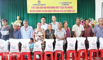 Tặng 300 phần quà cho người dân xã Thạnh Lộc