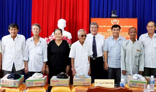 Trao 120 phần quà cho hội viên, người cao tuổi phường Tịnh Biên