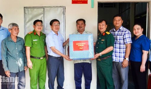 5 hộ khó khăn ở Vĩnh Bình có nhà mới