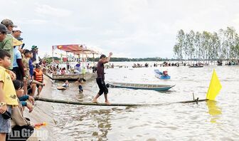 Về Phú Hữu vui lễ hội mùa nước nổi
