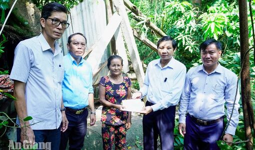 Giông lốc làm sập, tốc mái 14 căn nhà ở Giồng Riềng