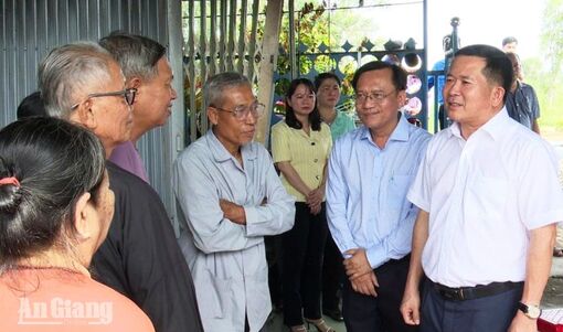 Phó Bí thư Tỉnh ủy An Giang Đinh Văn Nơi hỗ trợ 4 hộ bị hỏa hoạn ở Vĩnh Tế