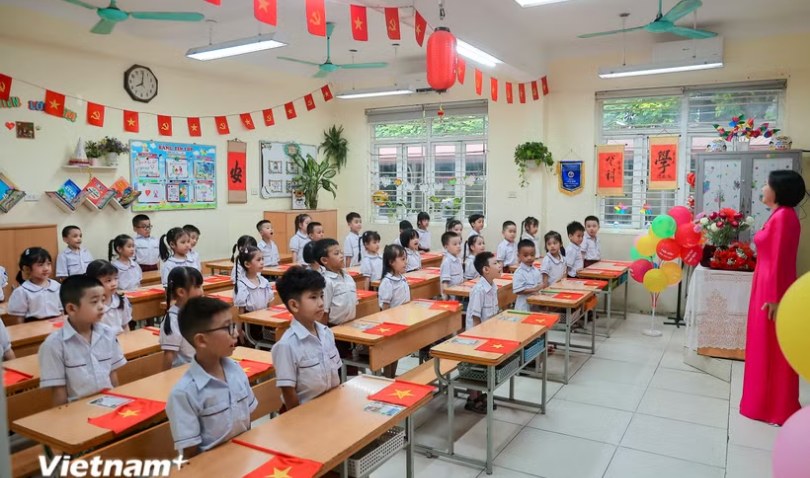Hơn 25.000 cán bộ quản lý chuyển sang làm giáo viên tại Việt Nam