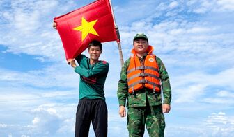 Giữa biển khơi, tình quân - dân thêm gắn bó