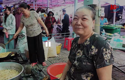 [Video] Gần 20 năm giữ lửa bếp cơm lễ hội