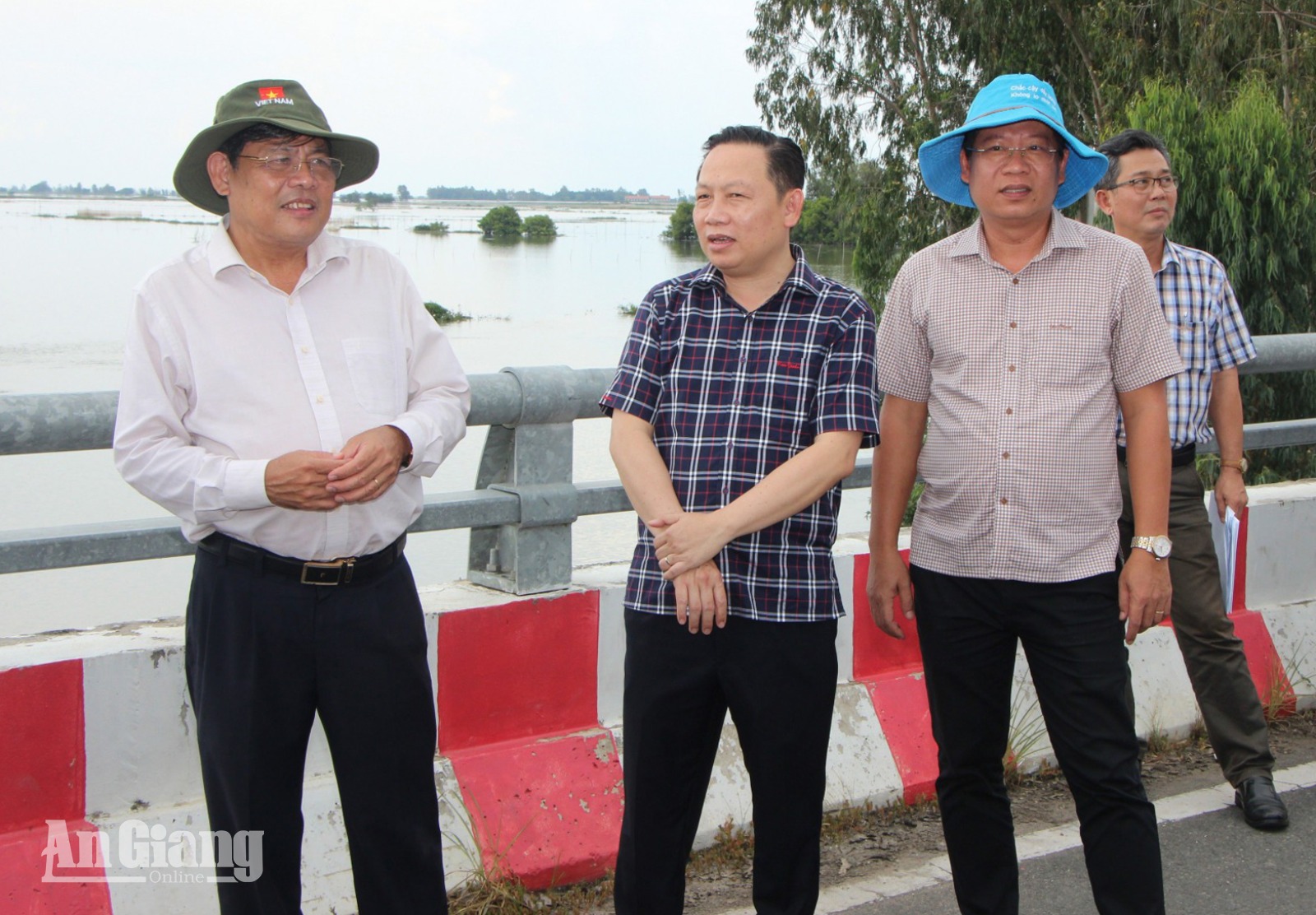 Phó Chủ tịch UBND tỉnh An Giang Ngô Công Thức kiểm tra, khảo sát mở rộng kênh Vĩnh Tế và các mỏ đá