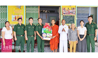 Bộ đội Biên phòng tỉnh An Giang trao 23 phần quà nhân lễ Sen Dolta