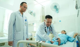 Dùng khí CO₂ can thiệp nội mạch cho bệnh nhân 80 tuổi có bệnh thận mạn