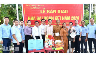Hòn Đất trao nhà Đại đoàn kết cho hộ có hoàn cảnh khó khăn