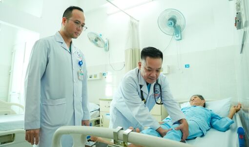 Dùng khí CO₂ can thiệp nội mạch cho bệnh nhân 80 tuổi có bệnh thận mạn
