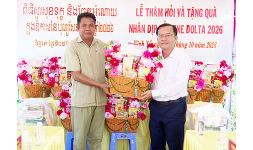 Vĩnh Tế trao 113 phần quà tại Campuchia nhân lễ Sen Dolta
