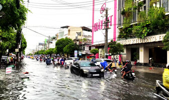 [Video] Long xuyên ngập sâu sau mưa lớn kết hợp triều cường