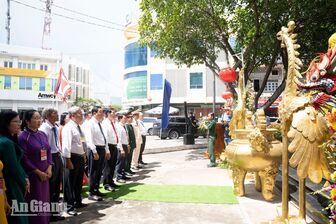 Dâng hương tưởng niệm Nguyễn Trung Trực tại nơi ông hy sinh