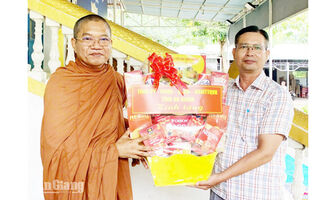 Thăm các chùa Phật giáo Nam tông Khmer tại Tri Tôn nhân dịp Sene Dolta