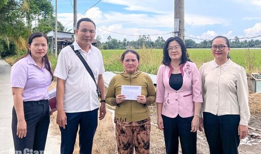 Hỗ trợ 16 hộ dân xã Giồng Riềng bị thiệt hại do mưa dông
