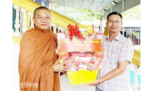 Thăm các chùa Phật giáo Nam tông Khmer tại Tri Tôn nhân dịp Sene Dolta