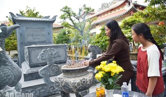 Người anh hùng trong lòng dân