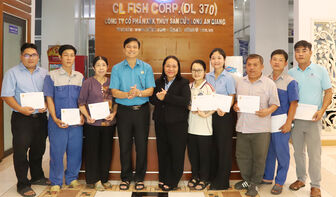 Công đoàn An Giang thăm doanh nghiệp, tặng quà 300 người lao động
