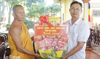 Thăm, tặng quà các chùa Phật giáo Nam tông Khmer, chức sắc, cán bộ hưu trí
