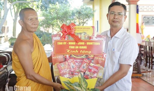 Thăm, tặng quà các chùa Phật giáo Nam tông Khmer, chức sắc, cán bộ hưu trí
