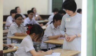 Chính phủ yêu cầu bảo đảm học sinh không đỗ lớp 10 công lập vẫn được đi học