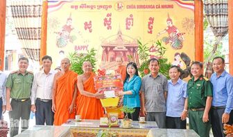 Phó Bí thư Tỉnh ủy Trần Thị Thanh Hương thăm, chúc mừng đồng bào Khmer dịp Sene Đôn Ta