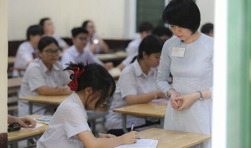 Chính phủ yêu cầu bảo đảm học sinh không đỗ lớp 10 công lập vẫn được đi học