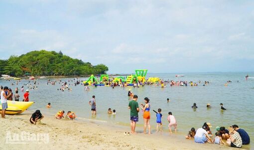 Hà Tiên đón hơn 3,3 triệu lượt khách, vượt kế hoạch năm 2026