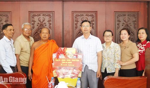 Thăm, chúc mừng đồng bào Khmer dịp Sene Đôn Ta