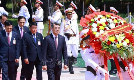 Thủ tướng Lê Minh Hưng đặt vòng hoa tại Đài liệt sĩ vô danh Lào