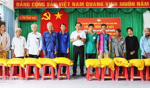 Trao quà, gạo giúp người khó khăn đón Sene Đôn Ta