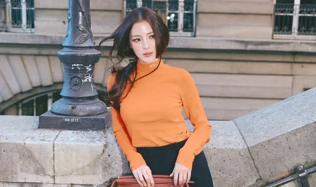 Bí quyết phối áo cổ cao trẻ trung, tạo nét tinh tế cho ngày giao mùa