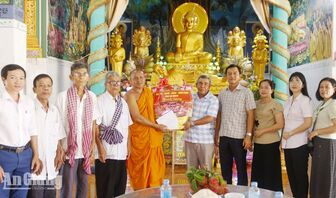 Sở Dân tộc và Tôn giáo thăm, chúc mừng đồng bào Khmer dịp lễ Sene Đôn Ta