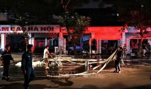 Hỏa hoạn trong đêm, hàng chục xe máy bị thiêu rụi