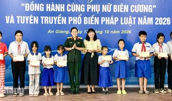 Trao nhà, học bổng và quà cho phụ nữ, học sinh khó khăn ở Phú Hữu