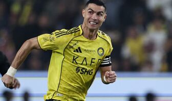 Ronaldo tiếp tục ghi bàn giữa ồn ào