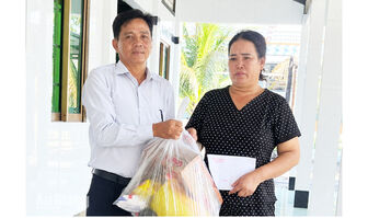 Tân Thạnh hỗ trợ gia đình bị cháy nhà