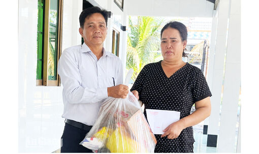 Tân Thạnh hỗ trợ gia đình bị cháy nhà